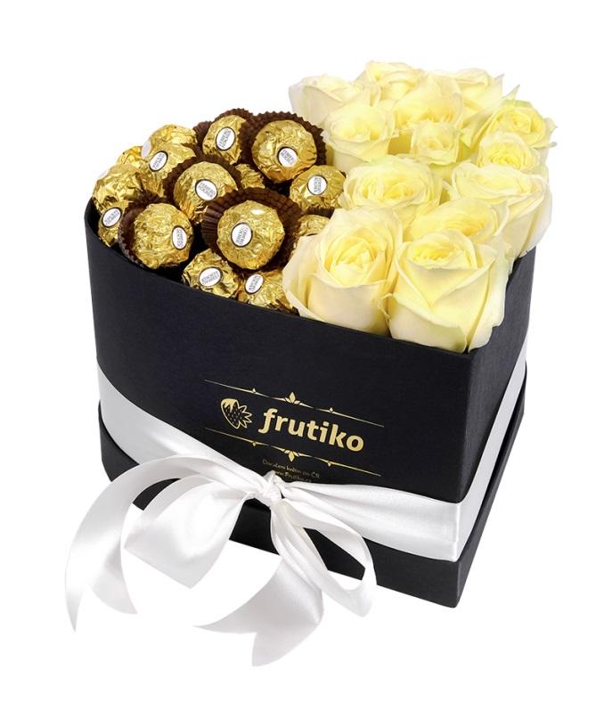 Srdcová krabice s bílými růžemi a Ferrero Rocher